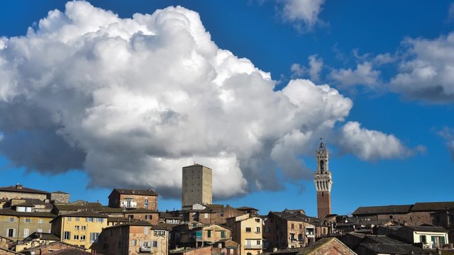 Siena, Toscana - Italia. Time lapse di nuvole in movimento sopra la citt&agrave; vecchia.