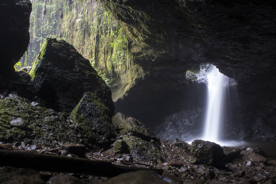 cueva y cascada de agua