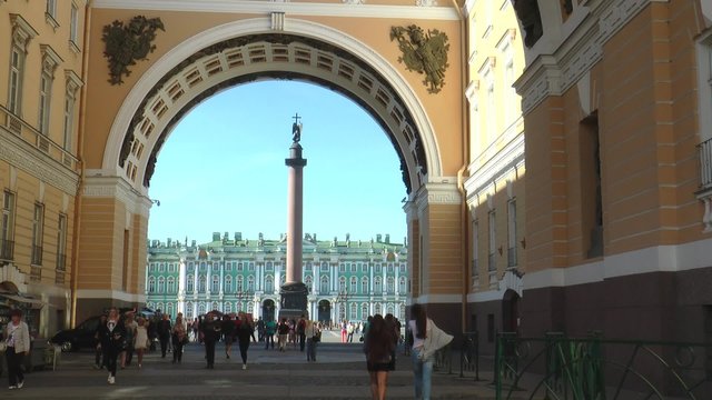 Вид на Александрийскую колонну через арку Главного штаба, Санкт-Петербург, солнечный летний день.