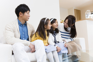 団らんする家族