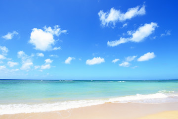 Fototapeta na wymiar 沖縄の美しい海とさやかな空
