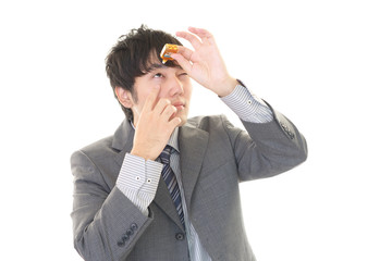 点眼する男性