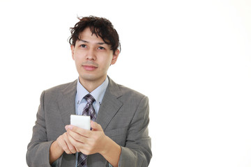 スマートフォンを持つビジネスマン