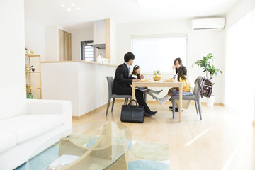 家族の朝食シーン