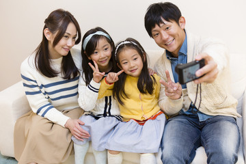 記念撮影をする家族