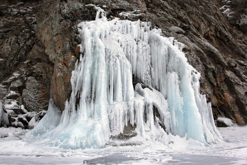 Fototapeta na wymiar ice wall on Baikal lake at winter