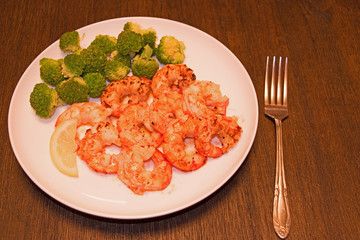 Cooked shrimp with lemon and broccoli