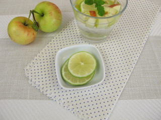 Detox-Wasser mit Apfel, Zitrone und Minze