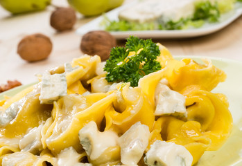 Tortelloni con formaggio e noci, close-up, fuoco selettivo