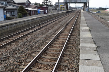 Fototapeta na wymiar 羽越本線の線路（複線）／山形県の庄内地方で羽越本線の線路（複線）を撮影した、ローカルイメージの写真です。