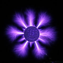 5 RUPIES BETWEEN LIGHTNING ON A BLACK BACKGROUND