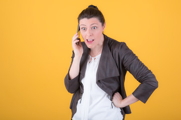 erstaunte frau am mobiltelefon