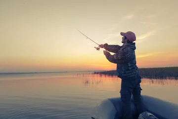 Papier Peint photo autocollant Pêcher Homme pêchant sur le lac