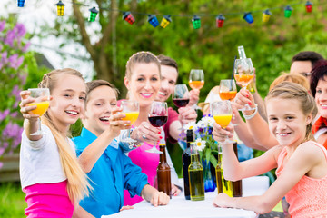 Fest im Garten für Familie und Nachbarschaf, jung und alt feiert gemeinsam