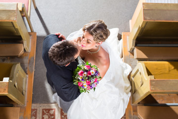 Brautpaar bei Hochzeit in Kirche von oben