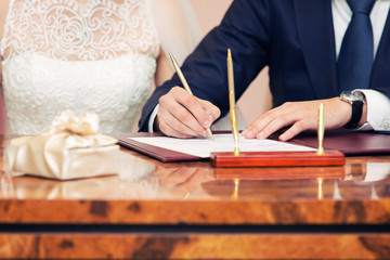 groom puts a list in the document