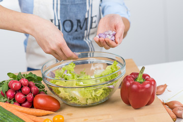 zwiebeln zum salat zugeben