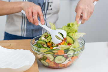 salat vermengen in einer schüssel