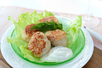 Roasted meatballs served with salad
