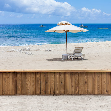 parasol et transat sur plage de sable blanc 