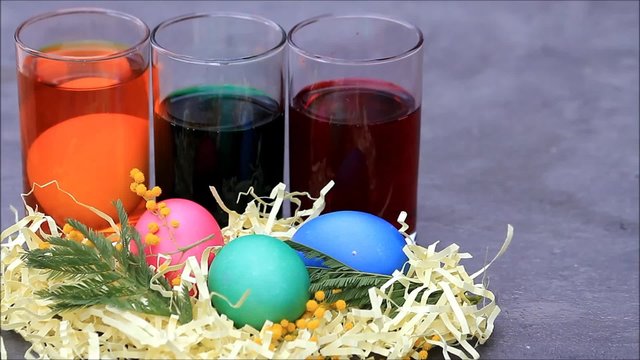Eier zu Ostern f&auml;rben

