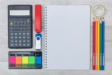 Fototapeta na wymiar flat lay: notepad and calculator