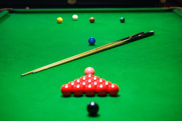 snooker balls set on a green table - obrazy, fototapety, plakaty