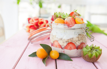 Porridge mit Quark und Fruechten