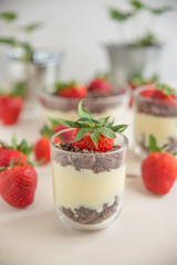 Vanillepudding mit Schokokeksen und Erdbeeren
