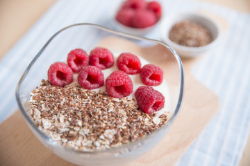 Joghurt mit Müsli und Früchten 