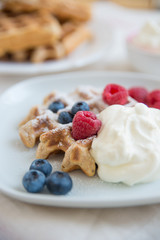 Belgische Waffeln mit frischen Früchten 