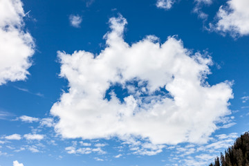 Obraz premium Interessante runde Wolkenformation im Gebirge