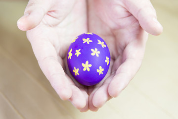the hand hold the Easter egg for Easter holiday celebration