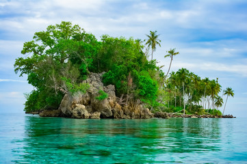 Afgelegen tropisch onbewoond eiland
