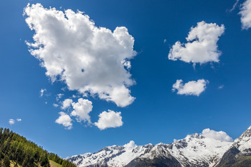 Bergpanorama mit interessanten Wolken