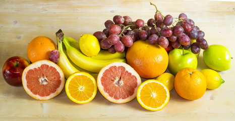 Mieszanka owoców na drewnianym tle © Mike Mareen