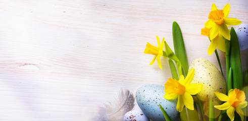 Easter Background with easter eggs and spring flowers
