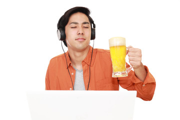 ビールを飲み寛ぐ男性