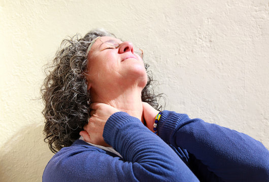 persona mayor dolor de cabeza cervicales 0042-f16
