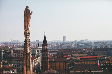 Obraz premium view from the roof of the Duomo to the statue and the city of Milan