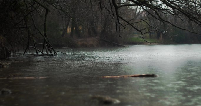 pioggia battente su lago