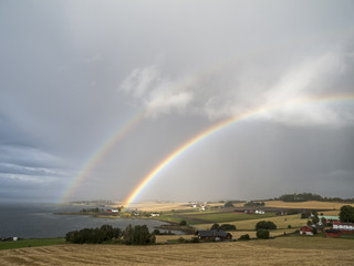 Doppelter Regenbogen/zwei Regenbogen in Mittelnorwegen im Herbst
