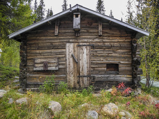 Günstig zu vermieten/alter Lagerschuppen in Norwegen im Herbst