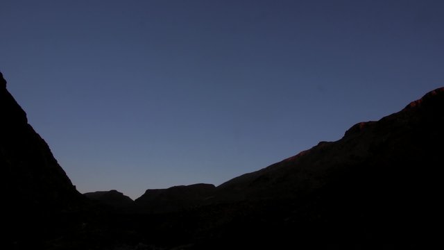 TIMELAPSE-il sole tramonta sulle pareti delle Gole di Todra in Marocco