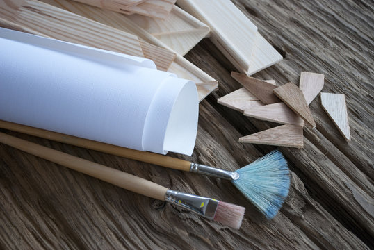 Gebrauchte Pinsel, Leinwand, Keilrahmen und Spannkeile auf Holz / Treibholz  Hintergrund Stock Photo | Adobe Stock