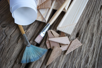 Gebrauchte Pinsel, Leinwand, Keilrahmen und Spannkeile auf Holz / Treibholz Hintergrund