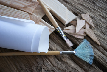 Gebrauchte Pinsel, Leinwand, Keilrahmen und Spannkeile auf Holz / Treibholz Hintergrund
