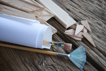 Gebrauchte Pinsel, Leinwand, Keilrahmen und Spannkeile auf Holz / Treibholz Hintergrund