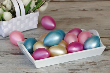 Pastellfarbene Ostereier auf einem Tablett