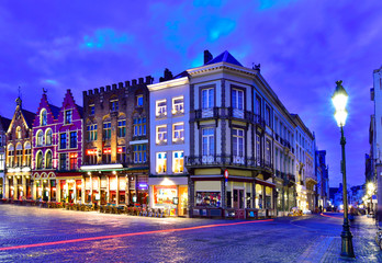 Fototapeta premium Traditional architecture in Markt square illuminated at dusk in Brugge, Belgium